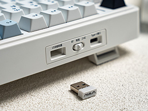 Sélecteur de mode et port USB-C du clavier AULA F75