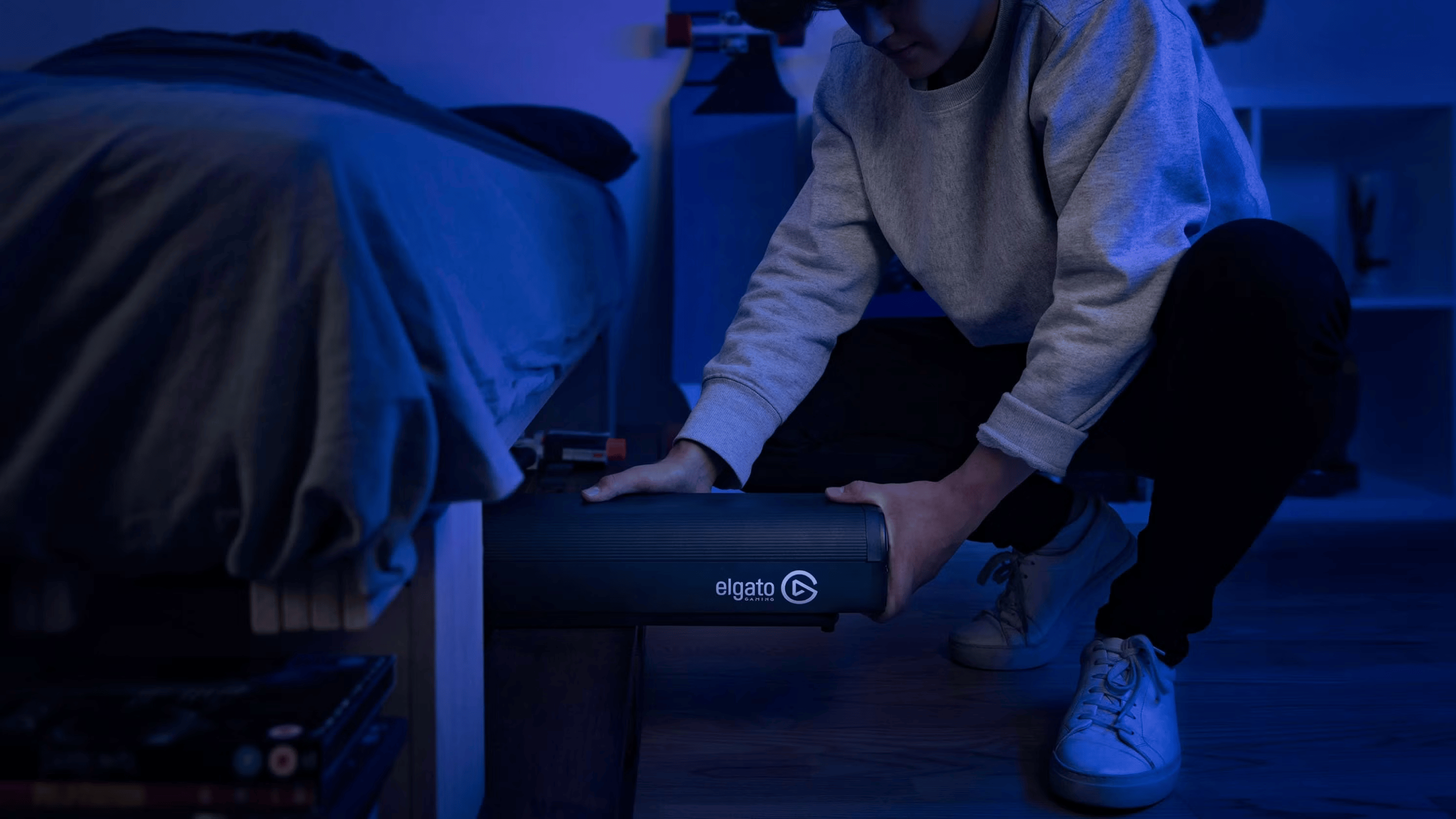Coffret aluminium de l'Elgato Green Screen posé au sol